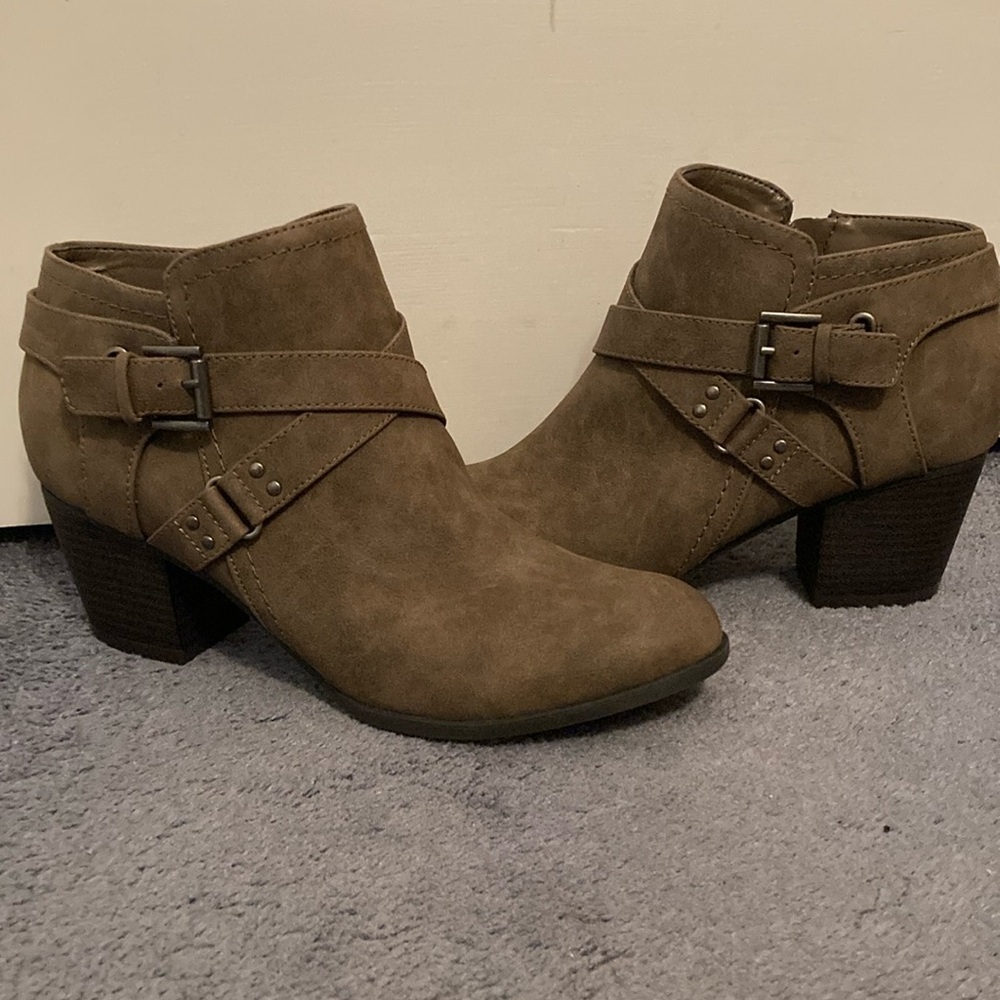 Like New ✨👢 Size 9W Ankle Boot with 2.5” Heel